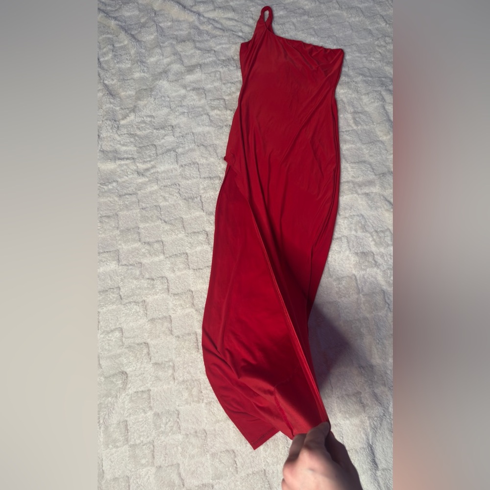 The Jessica Rabbit Gown - Picture 2 of 2